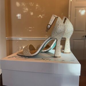 Betsey Johnson Dani Heel in Ivory Pearl – Women’s 6.5 – Excellent Condition